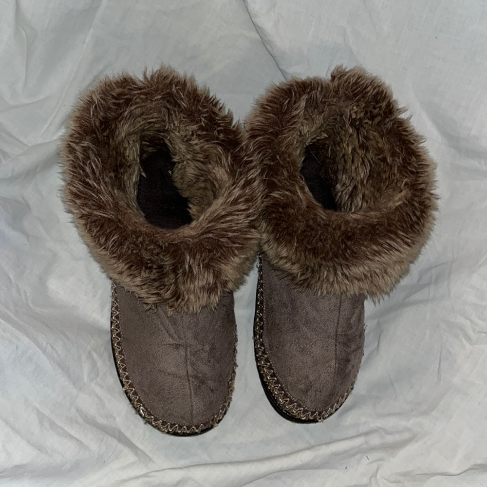 Isotoner slippers, Size 7.5-8 Machine Washable, brown with faux fur.
